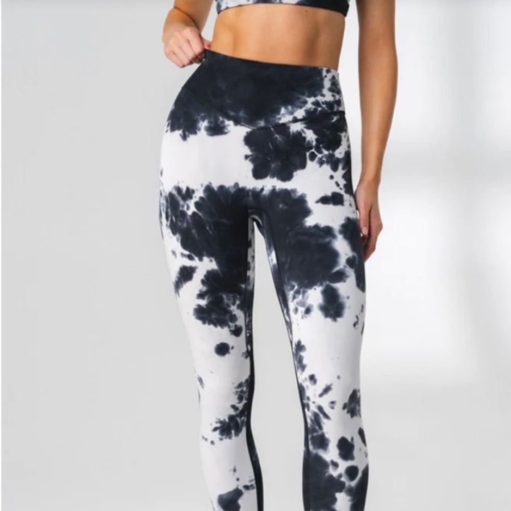 Vitality Black-White Tie Dye Leggings | SIZE XS